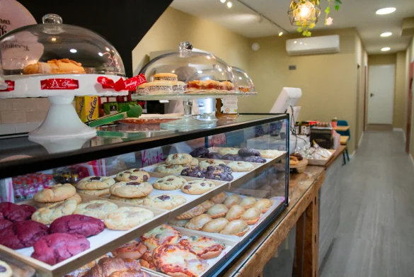 Interior de Mariana Bakery con vitrina de dulces